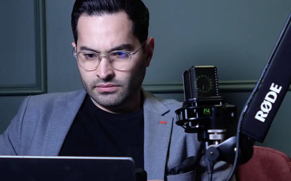 Armin Hashemi recording a course lesson